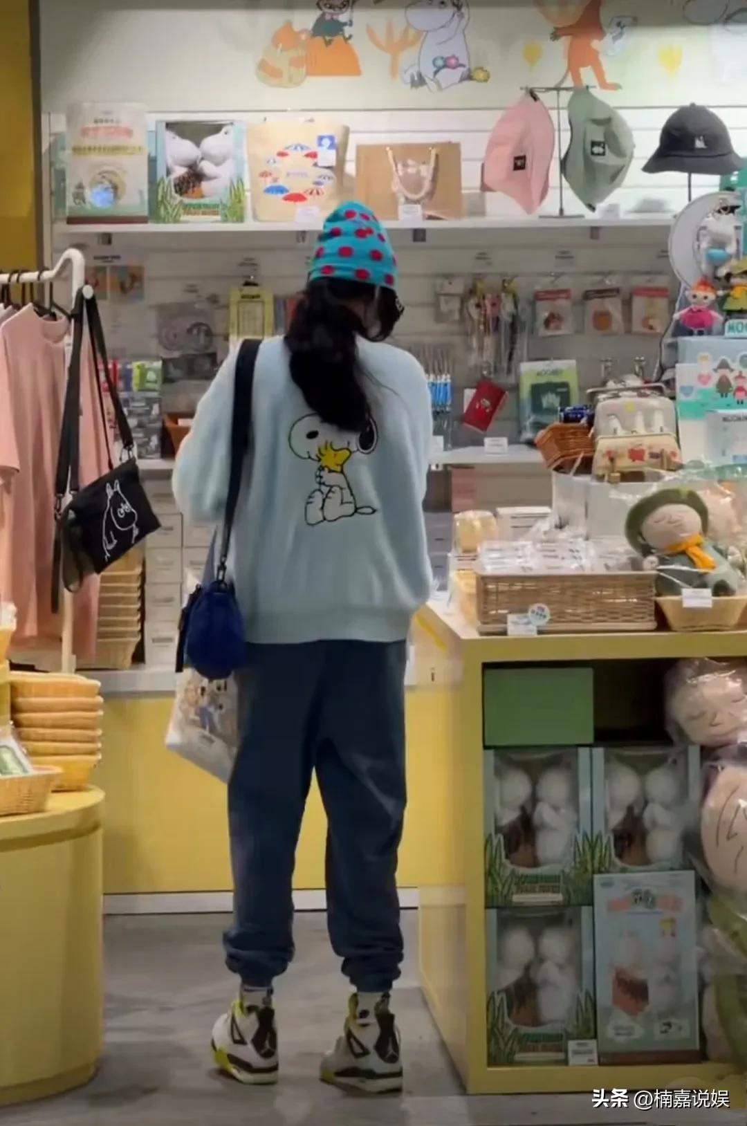 张柏芝现身香港机场，接在澳洲留学的大儿子Lucas回家。
她穿着蓝色卫衣配束脚裤