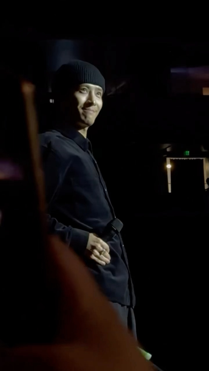 好可爱笑死我了彩排台下有个男生站那插兜点头学人家哈哈哈哈王嘉尔