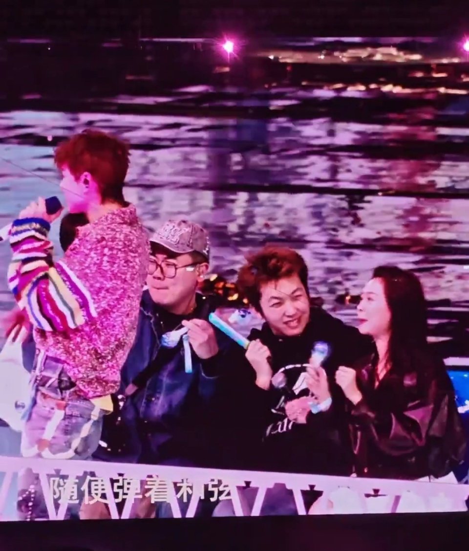 喜人在张杰鸟巢演唱会团建 又是让人羡慕的一集，喜人去看张杰演唱会，还坐上了张杰的