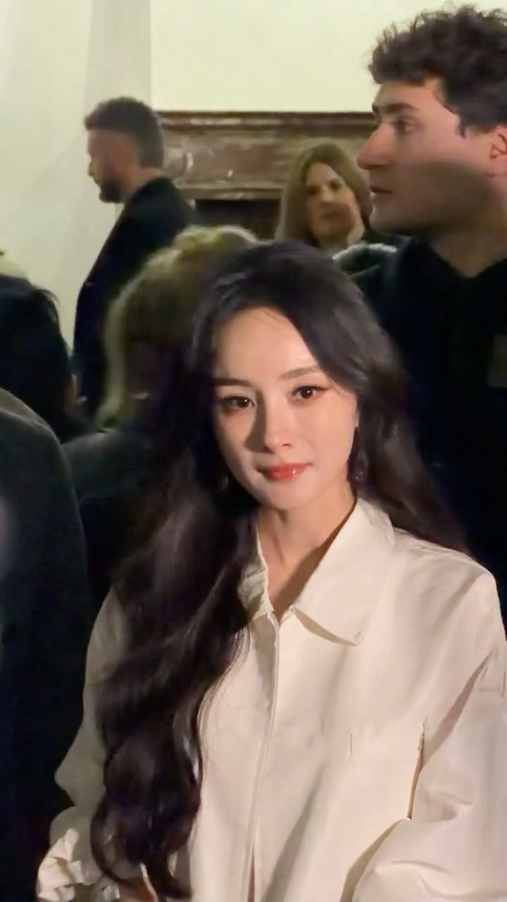 Prada直播杨幂  两条好漂亮的生频 