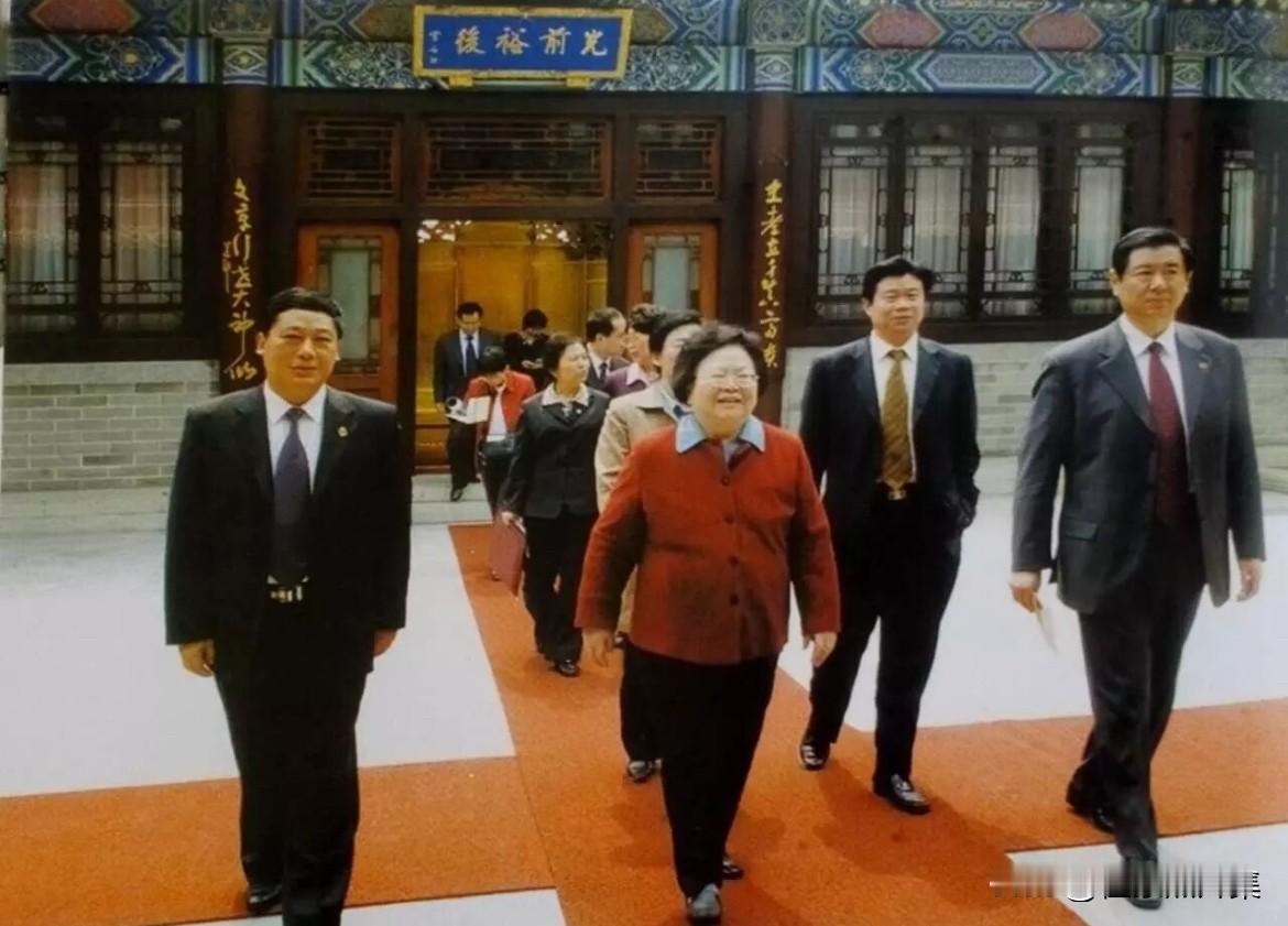 2005年4月12日，彭珮云同志在曲阜调研的老照片。当时，彭珮云同志担任中国红十