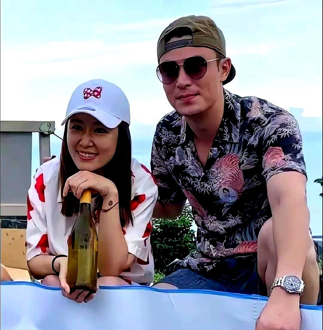 林心如揭开霍建华的另一面，结婚9年，厨房里的事他只干一样：倒水。

婚前，霍建华