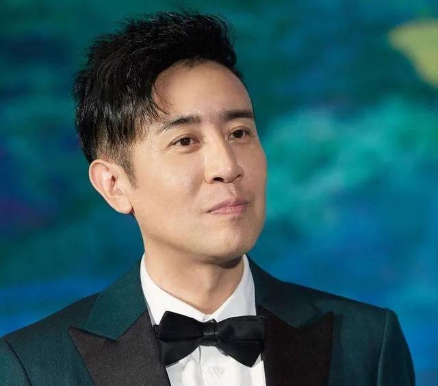 穷小子逆袭影帝！于和伟与初恋相爱33年 ，低谷时妻子卖嫁妆养家

1991年，辽
