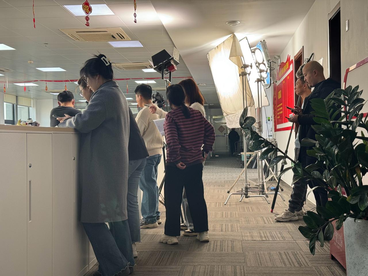 老板在翘着二郎腿看着员工们给我创造财富[心]