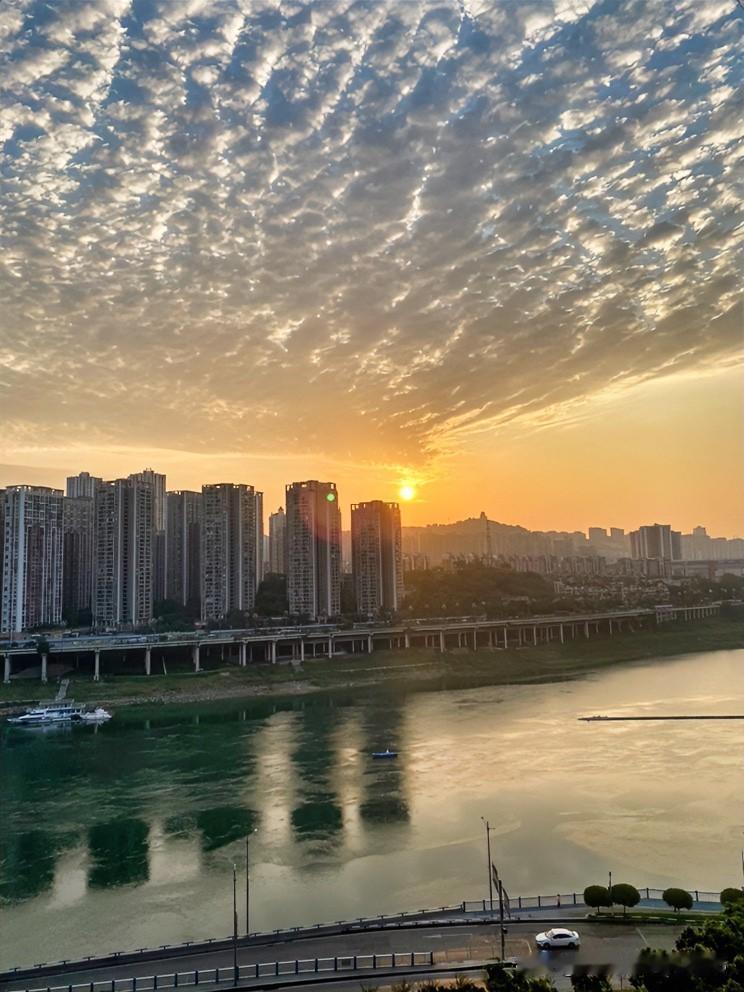 这是今晨六点半的朝阳，红霞满天，江水碧绿。预示着今天太阳很大，很热。
今年重庆的