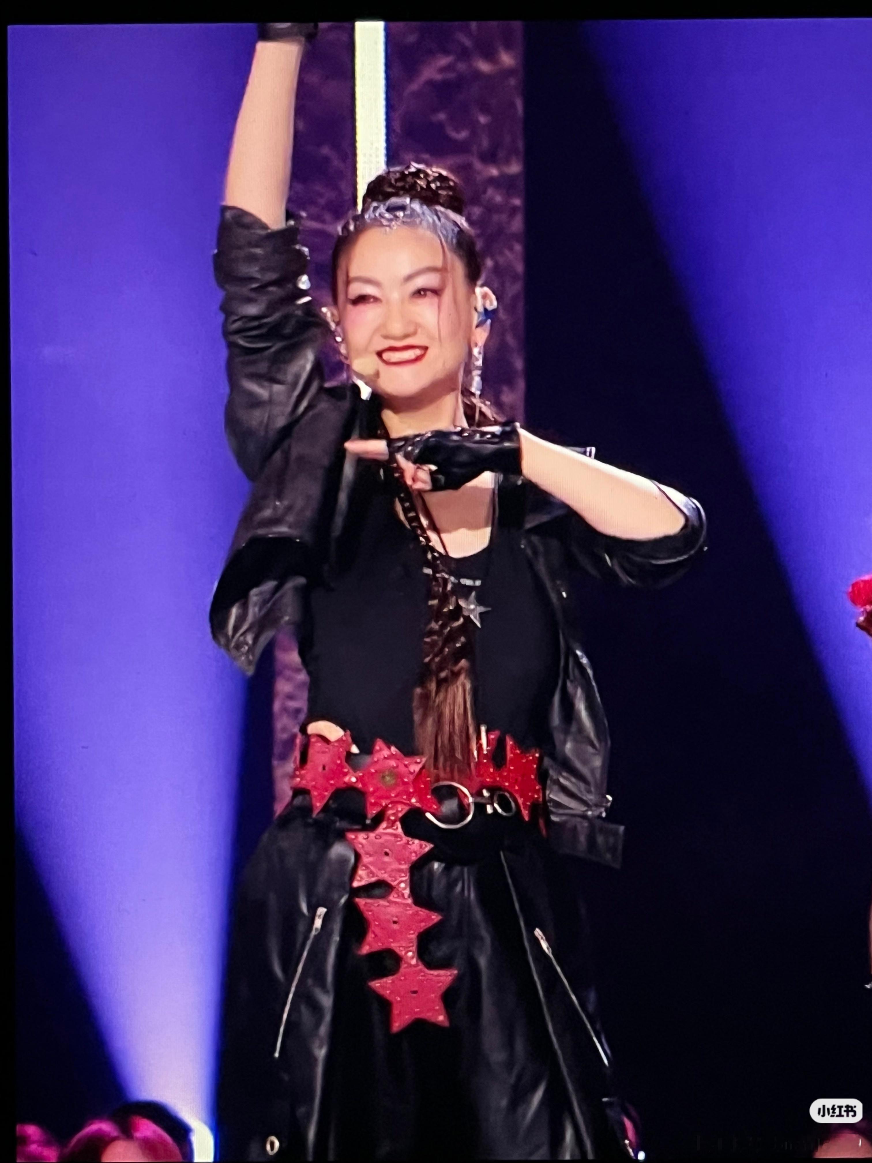 者来女谢幕哼的歌是乘风主题曲 幕后小彩蛋解锁～者来女淘汰直播分享暖心细节，谢幕时