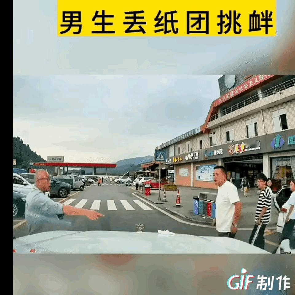 人家小孩想在全国观众面前出名，你们就是不帮忙。有人丢纸团挑衅也就算了，这小孩还各