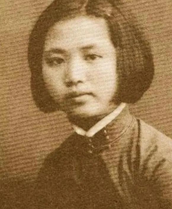 1942年，怀孕的楚青到上海执行任务，期间去投奔父亲詹克明，并在10月生下了一个