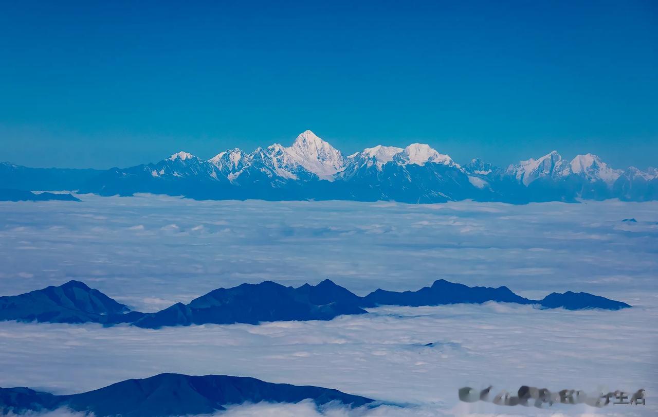 从成都飞往迪庆的途中，快到迪庆的时候。总会看到这座雪山，高耸入云，从飞机上看过去