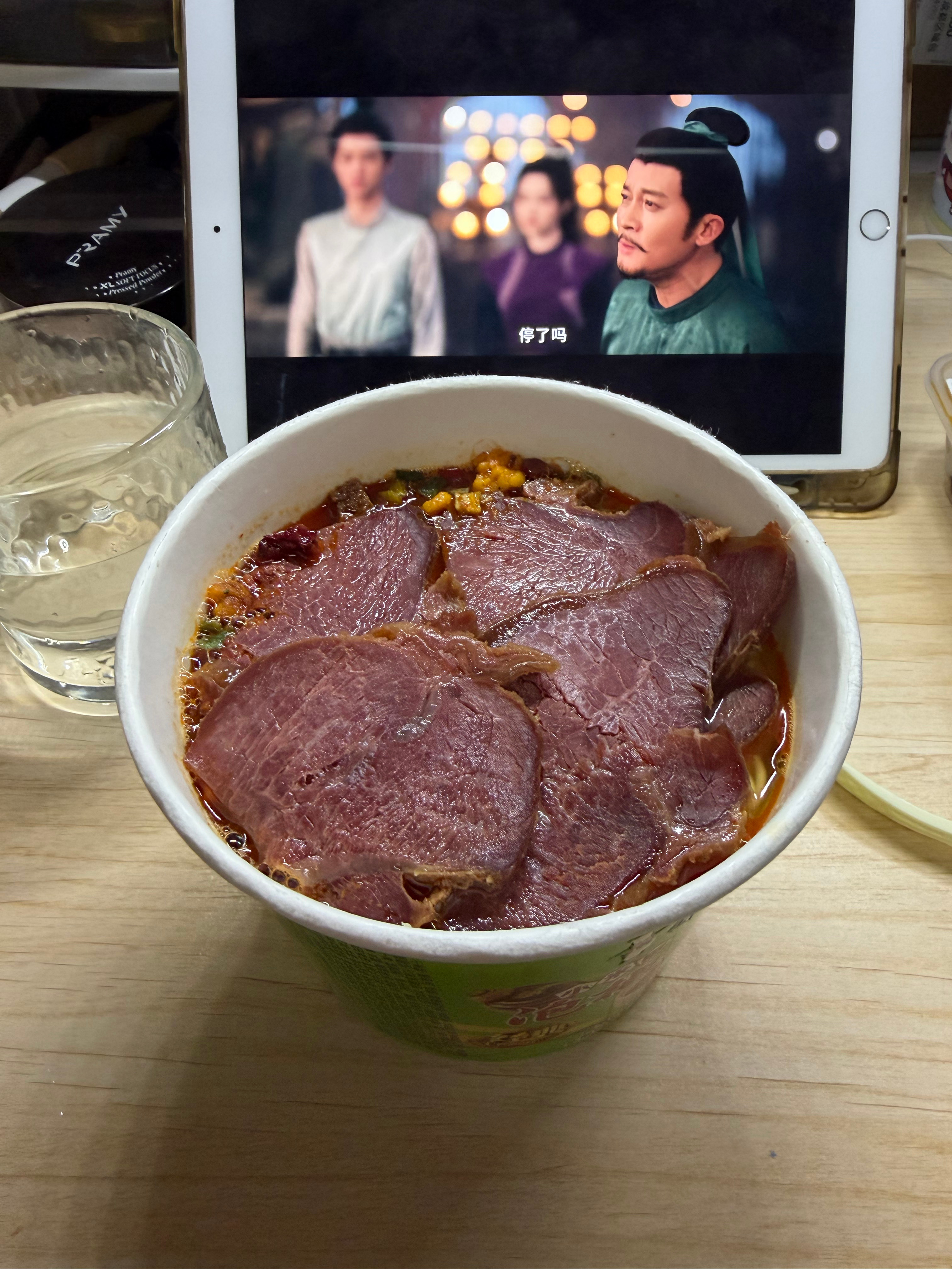 吃上了今天第一顿[鲜花]拼豆女工真不容易（其实是拼到废寝忘食 ​​​