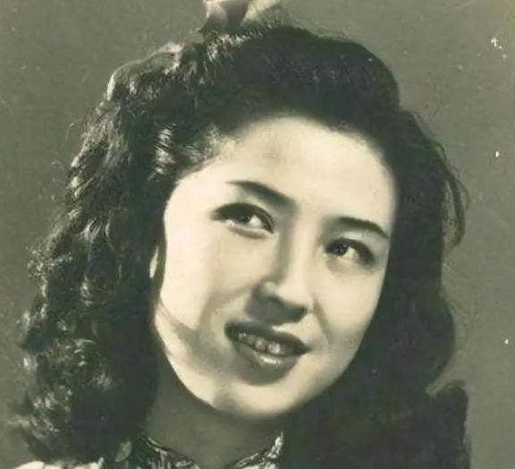 1922年，54岁的黄金荣如愿迎娶24岁的露兰春。新婚夜，黄金荣迫不及待地想要洞