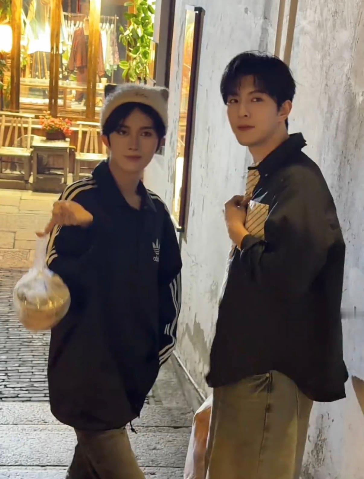 那是一个平常的夜晚，热恋期的小情侣在街头散步 