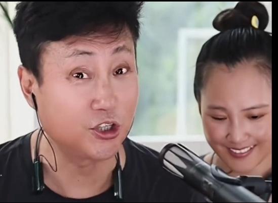 有人问耿老师七夕是怎么过的，耿老师说他和贺老师度过了一个浪漫的七夕节——带着小宝