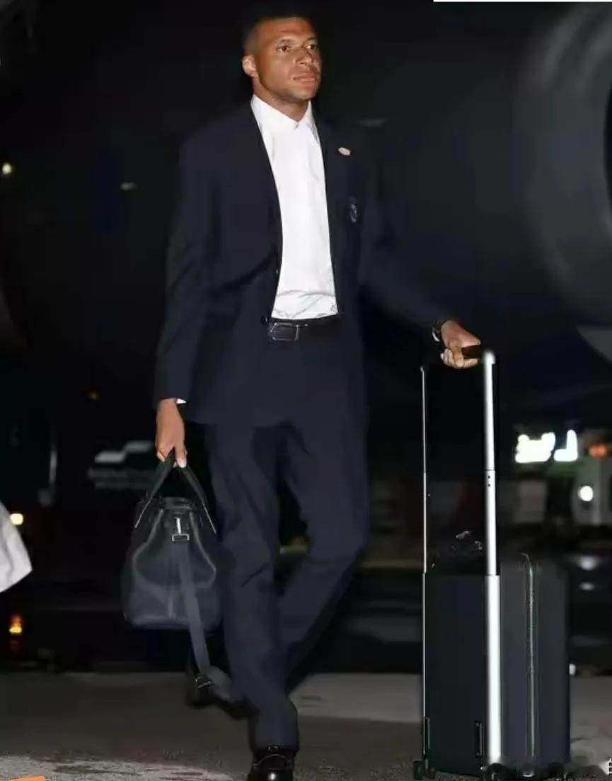 金球奖的争议尘埃落定，姆巴佩出局，登贝莱稳固。原本以为能凭着世俱杯夺冠，增加姆巴