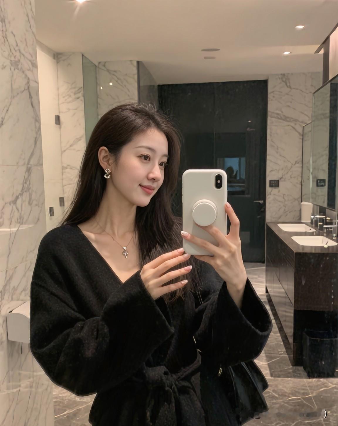 男人对女人最高级的爱，
不是什么甜言蜜语，
也不是物质堆砌，
而是托举。
是在她