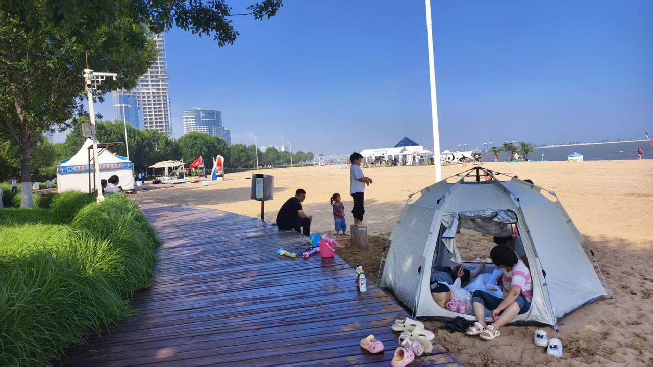 阳光沙滩海浪，还有快乐的你。