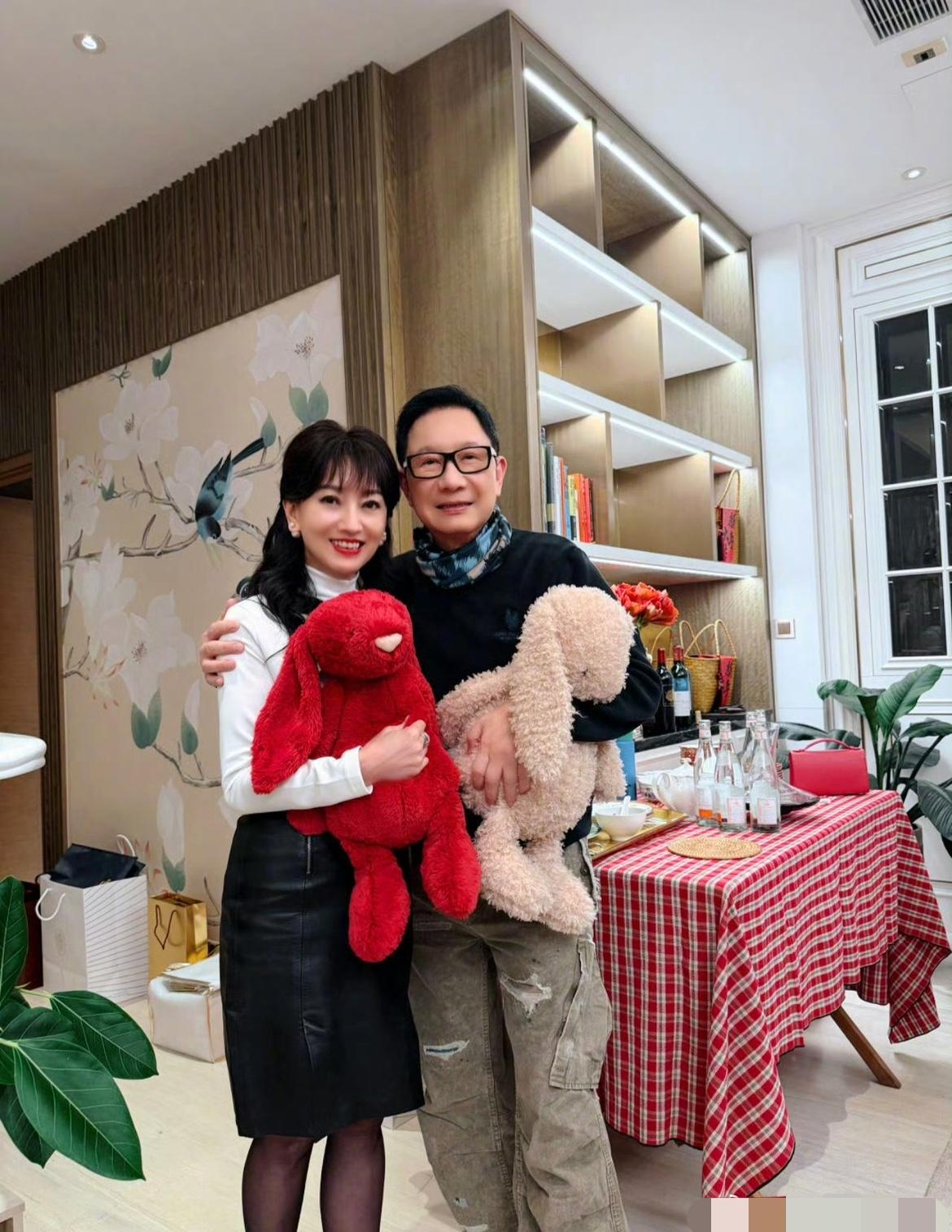 72岁赵雅芝同框80岁丈夫，保养堪称奇迹
亲友聚会合照流出，赵雅芝与丈夫黄锦燊亲