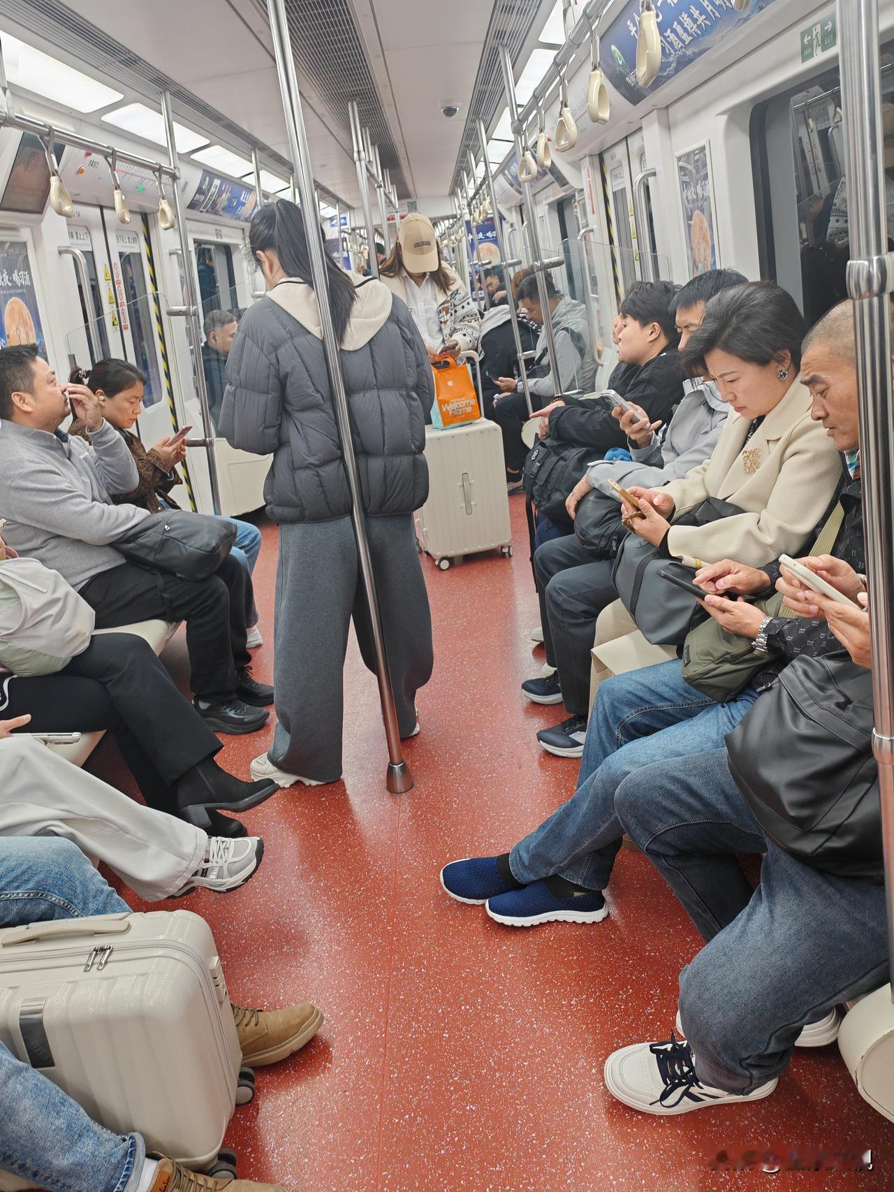 前几天去了一趟天水，高铁早出晚归。晚上10点52分返回西安，差点赶不上末班地铁。
