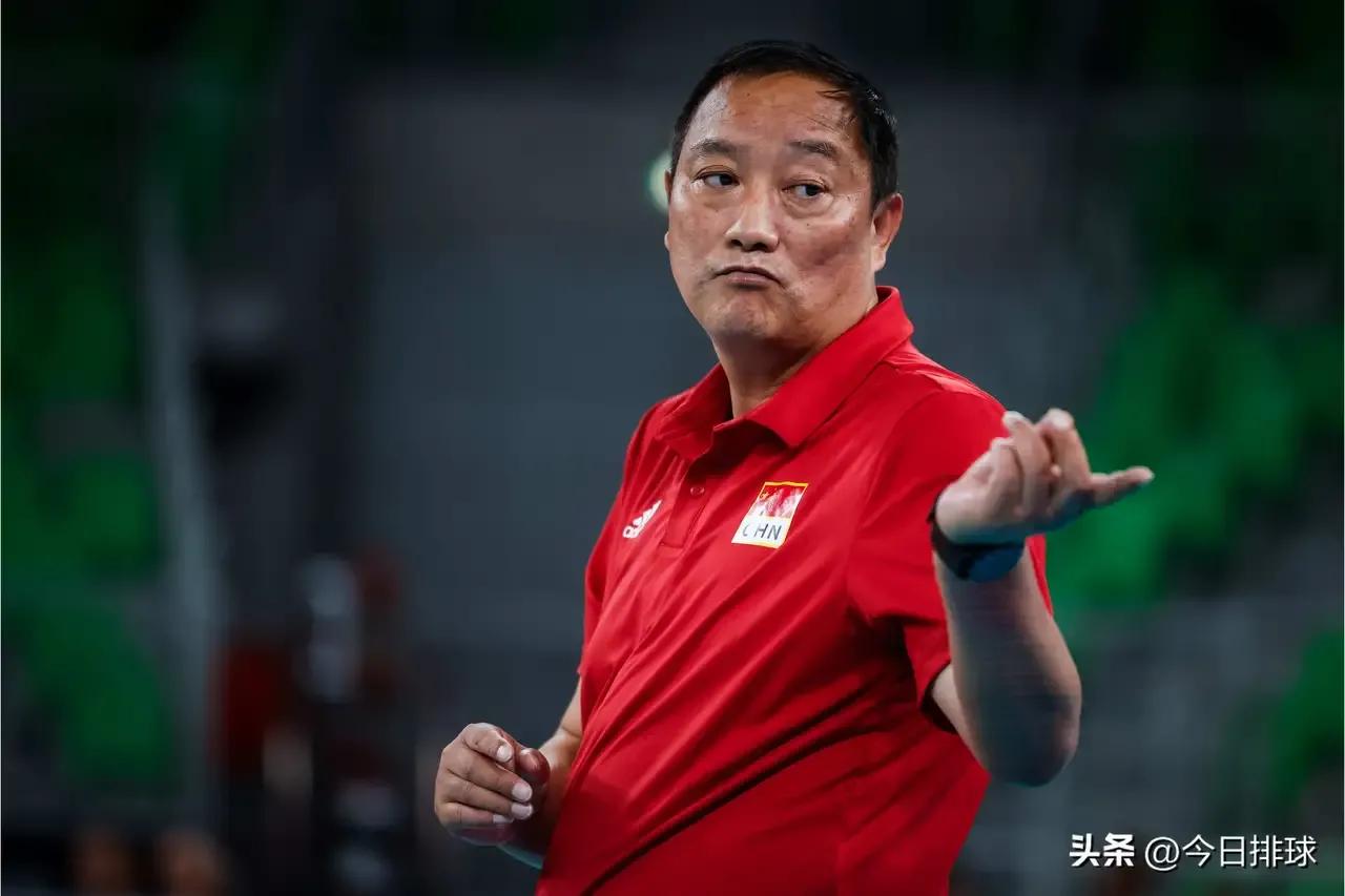 现在这支中国男排主教练吴胜、执行教练沈安东、体能教练戴思文、队医郑云海以及队员张