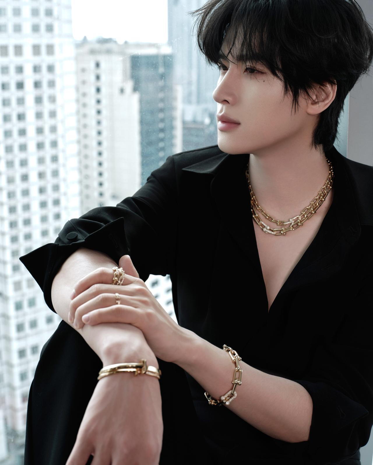 展轩超话 
墨色浸染，风骨自成。
循光的轨迹，轻拥新季的自由诗。@展轩

妆发：