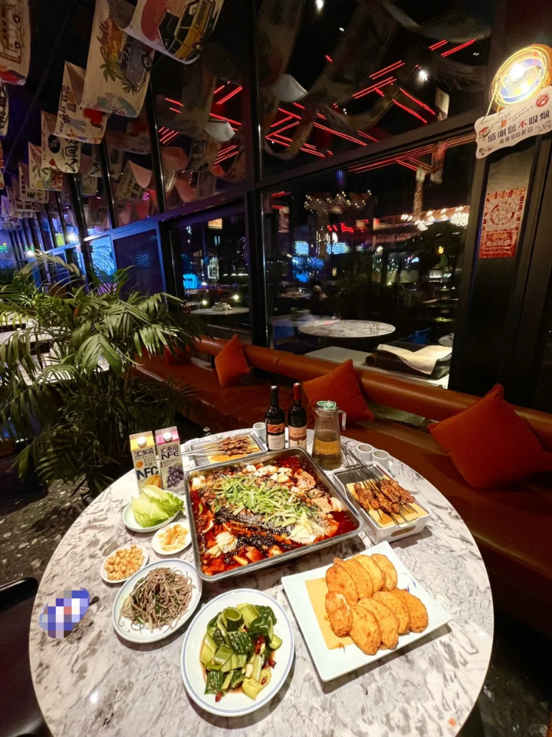 看完赳赳大秦！来松林围炉咥烤肉吃石锅鱼