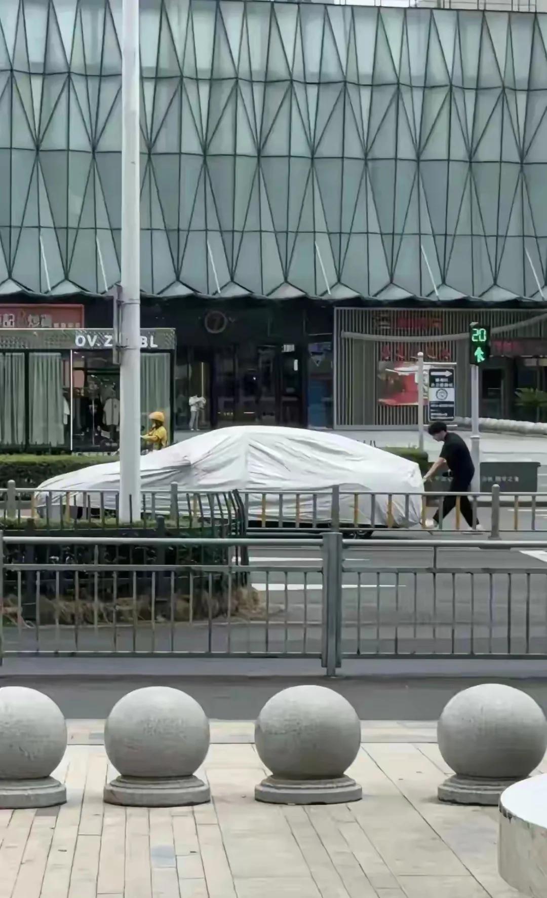 到底是什么原因？让车主或者其他相关人员，在车辆发生事故时，第一时间就选择把车用车