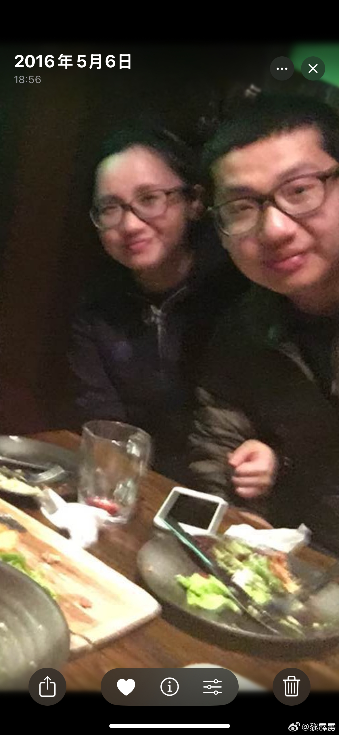 很多朋友说我俩越长越像，翻老照片发现刚在一起的时候就挺像的，2016年那个法令纹
