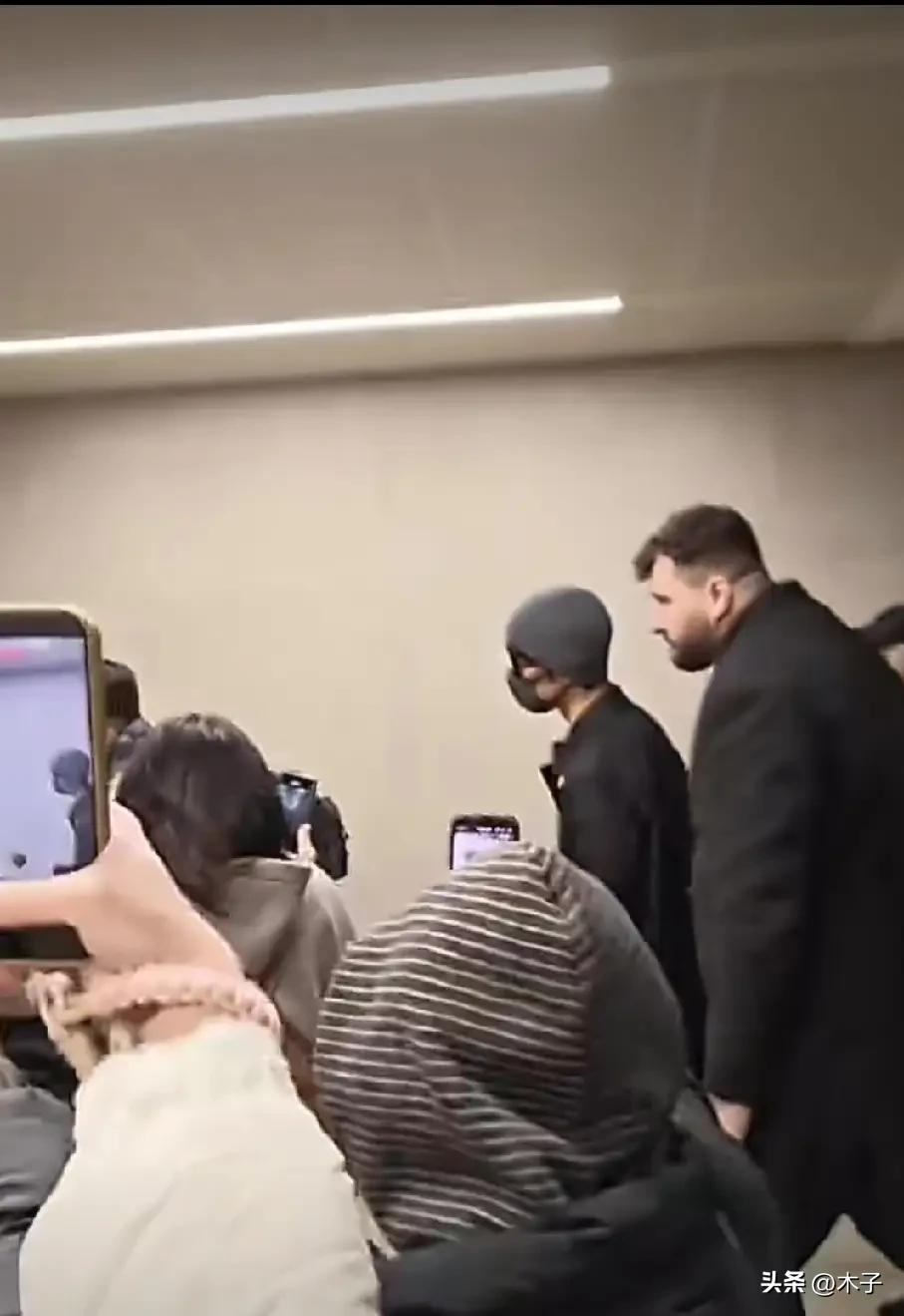 没想到！肖战最新机场路透一出来，所有人的注意力，根本没在状态绝佳的肖战本人身上，