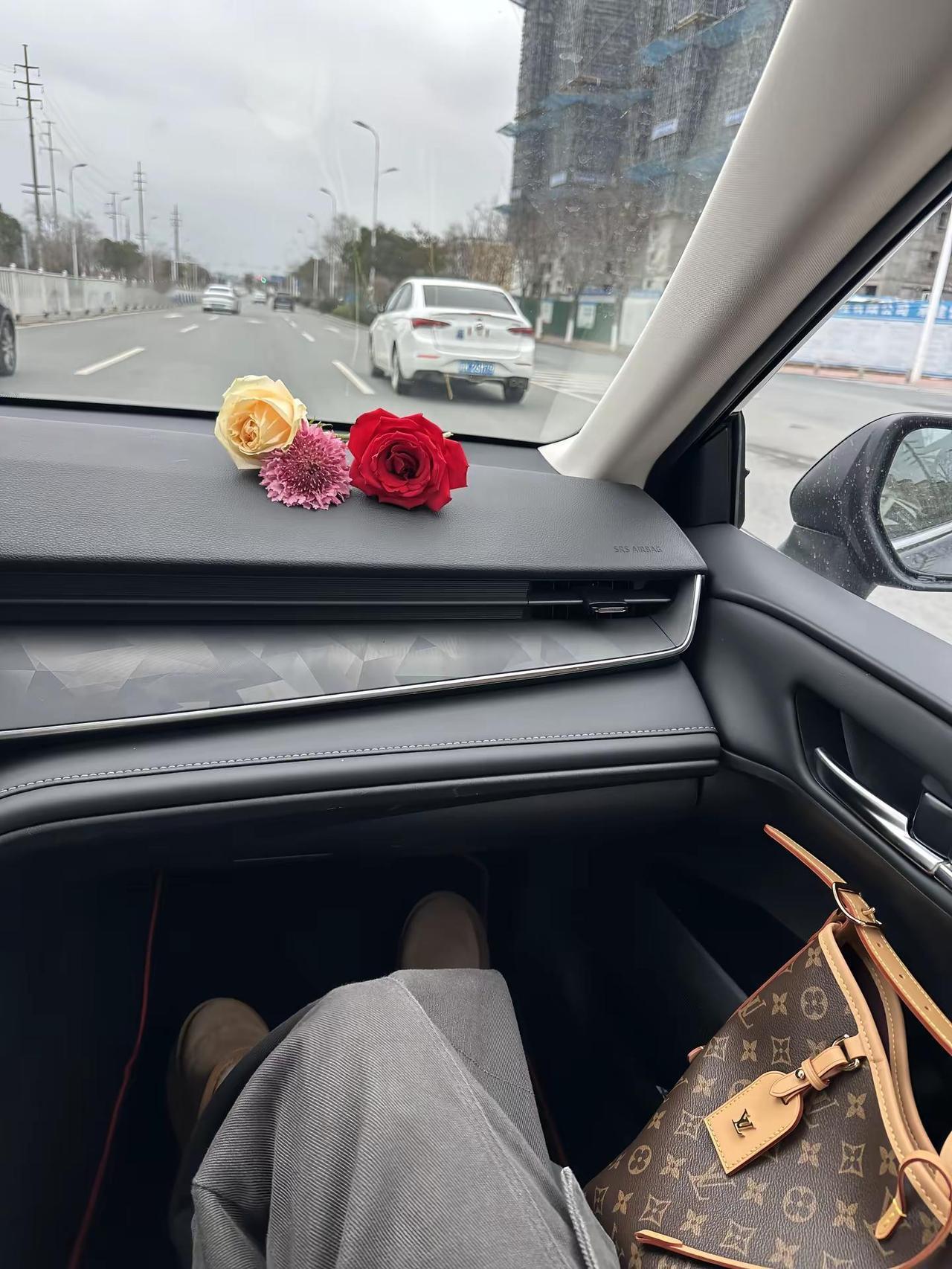 “今年好好干，争取买件碎花裙               也感受一下Polo衫的