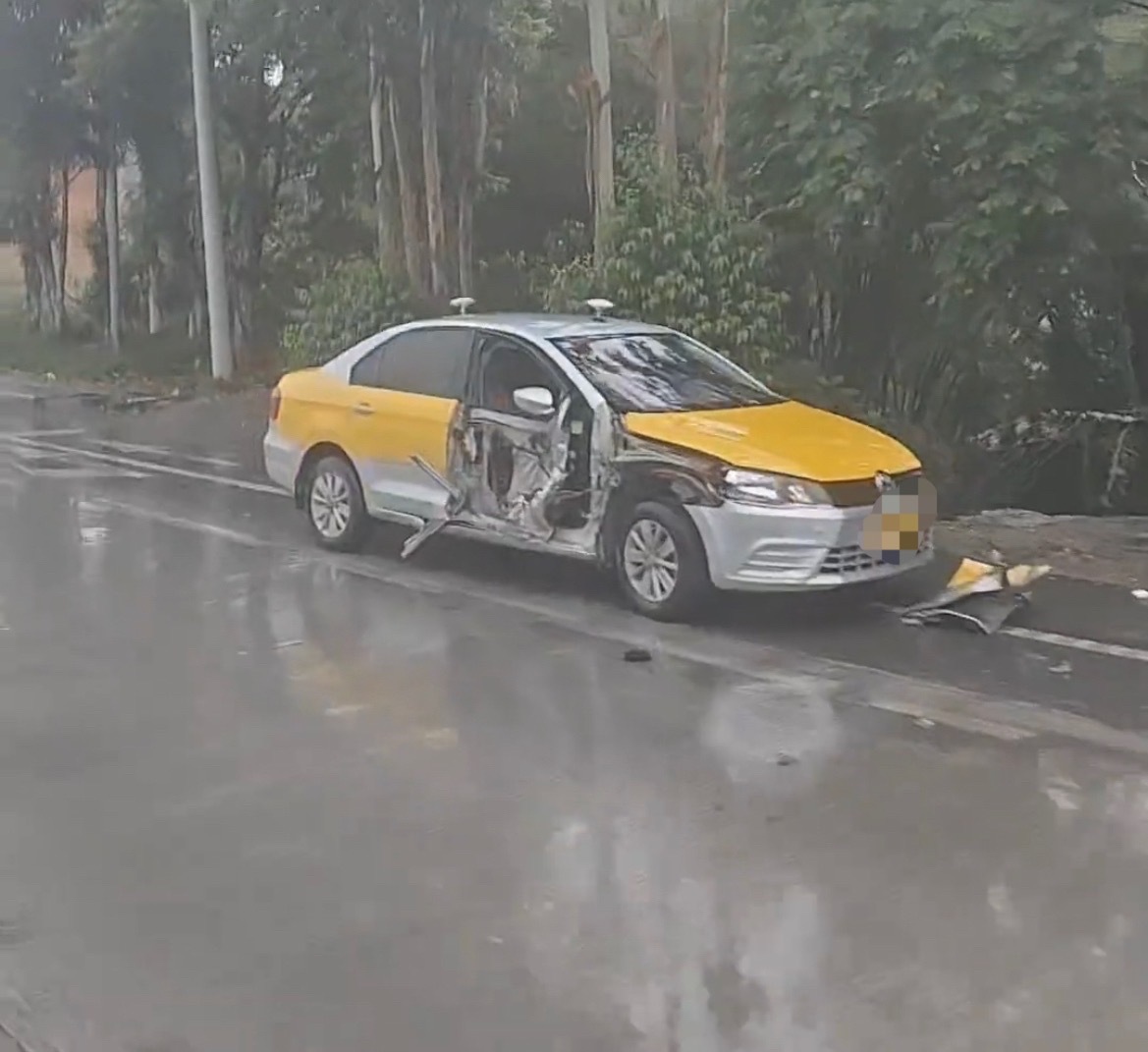 4月27日，网友反映：玉林北流教育城路口教练车和货车发生碰撞，导致出租车车门被撞