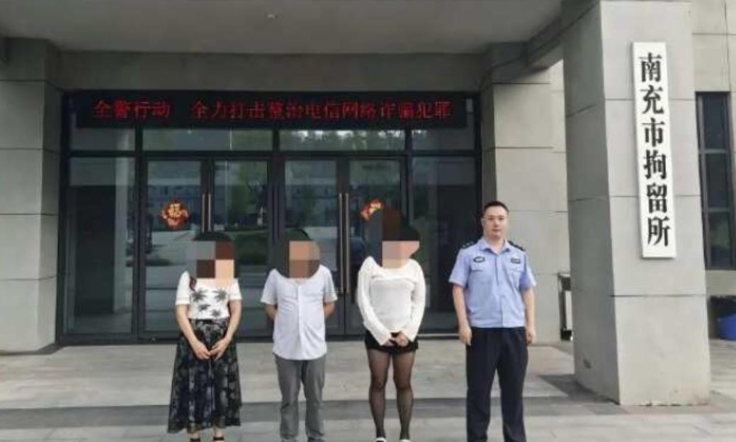 四川南充，一男子到足浴店点了一个漂亮的女技师，俩人到了秘密小屋后，就迫不及待进入