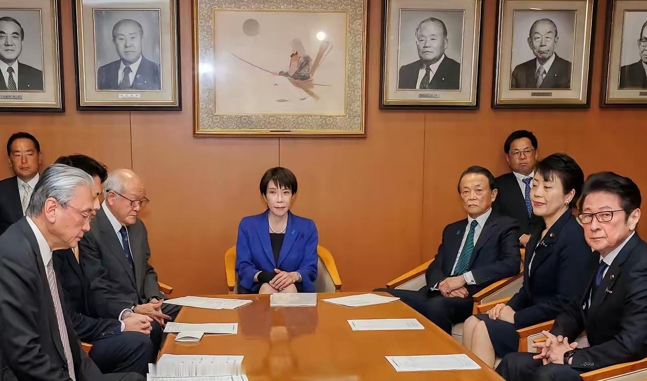 高市早苗辞职！
​当地时间2月18日上午，日本政府召开内阁会议，高市早苗内阁集体