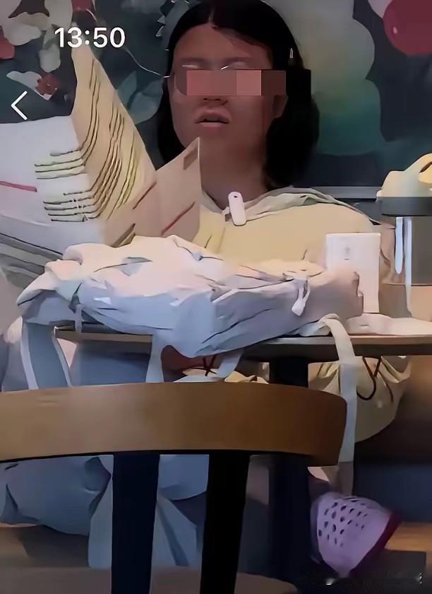 海口一位备考公务员的星巴克女孩火了。试想一下，如果这样的人考上了公务员，该会怎么