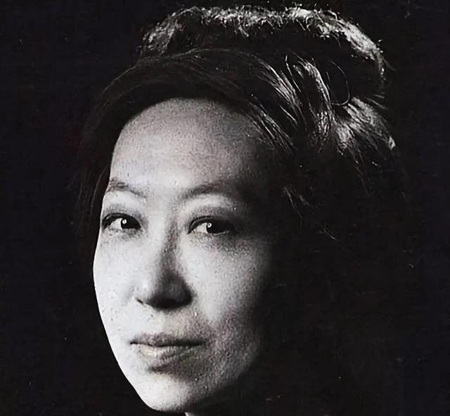 1995年，74岁张爱玲在美国去世，尸体因腐烂才被发现，警察破门而入后发现，她一