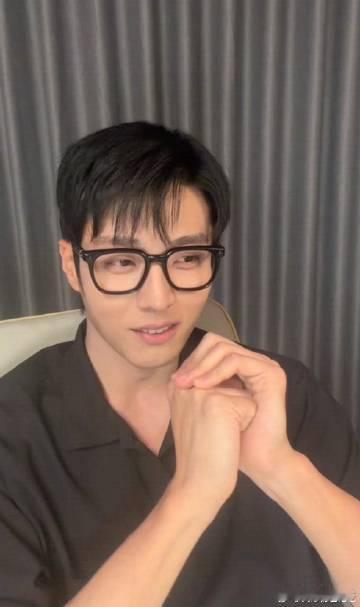 陈靖可直播好像在跟我打视频 在直播中，陈靖可把自己生活的琐碎都带给了大家，像是在