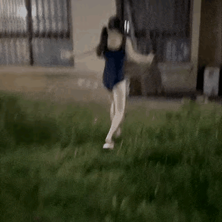 美女这是啥情况，大晚上不睡觉，穿着泳衣鬼鬼祟祟的，象做贼一样，看了几遍了，没看懂