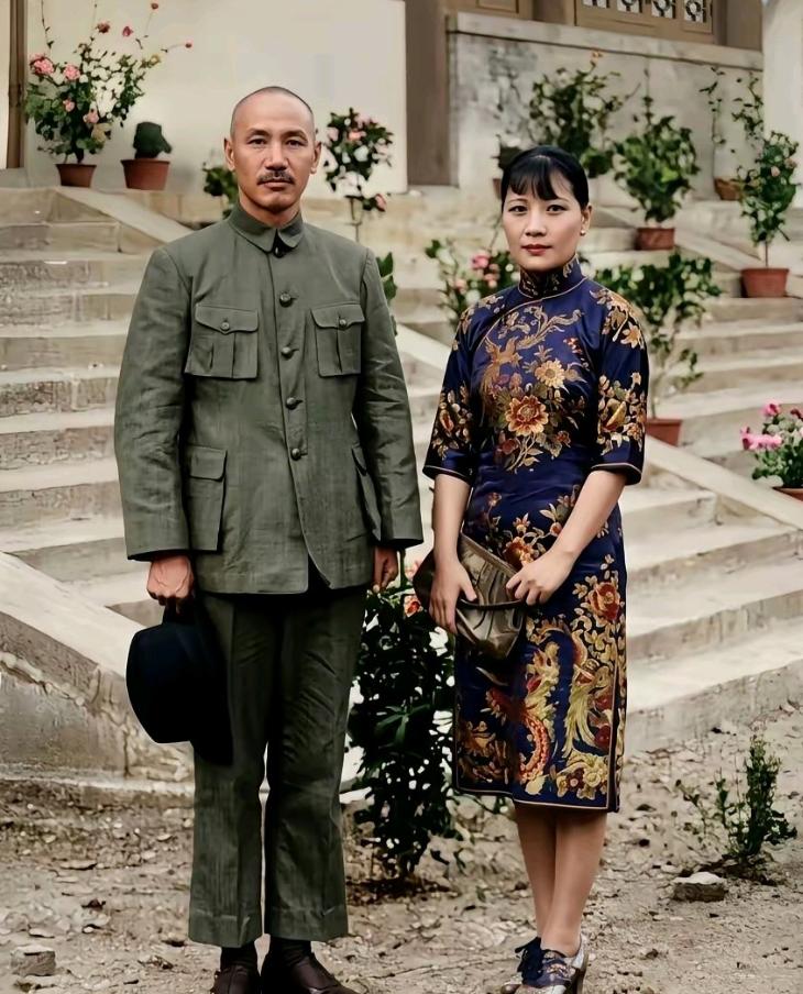 该怎样看待历史上的蒋介石与宋美龄？ 
从这张合影看，蒋介石没有任何领袖风范，倒像