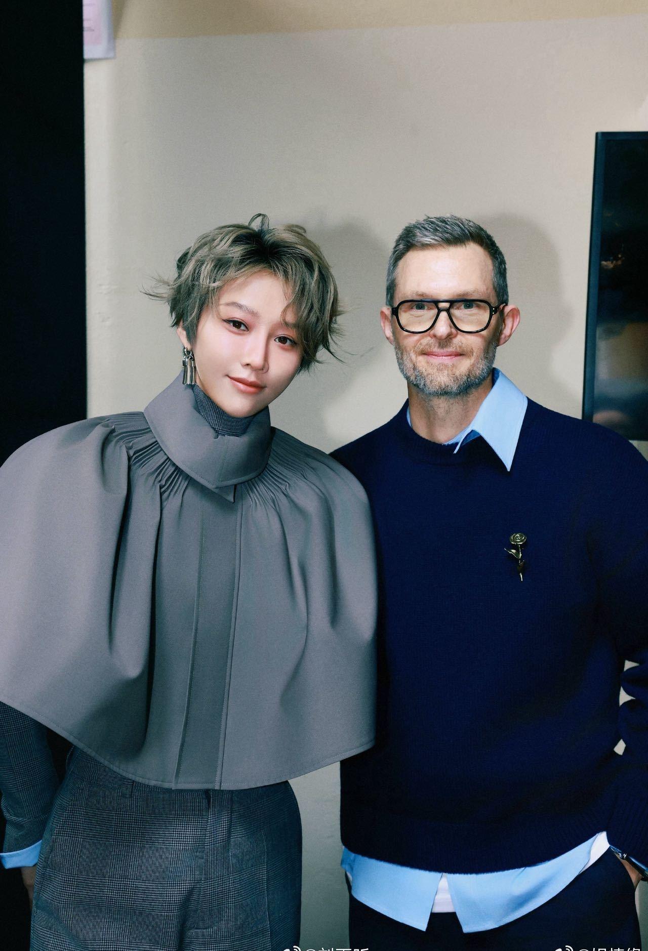 伦敦偶遇刘雨昕伦敦傍晚偶遇刘雨昕，夕阳映衬下眉眼温柔，穿搭兼顾时尚与舒适，漫步街