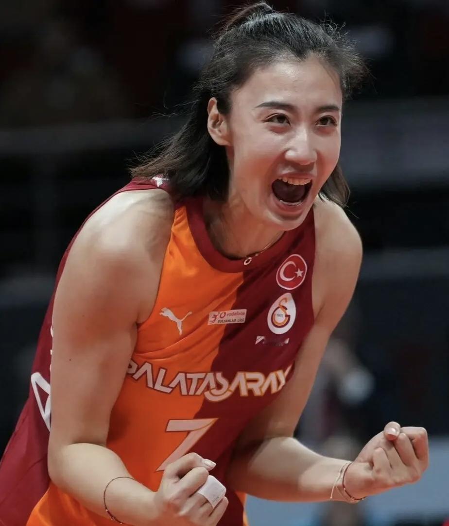 媛媛留洋夺首冠，神勇七连发助力加拉斩获欧联杯冠军！
       中国女排主力副