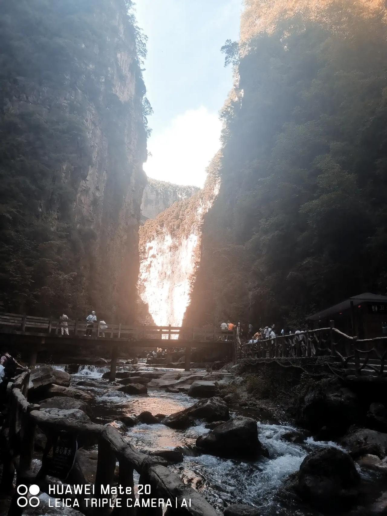 咏太行山之八泉峡

一从洪荒峡谷秀，
巍峨太行号龙头。
斧凿刀削立千仭，
五A 