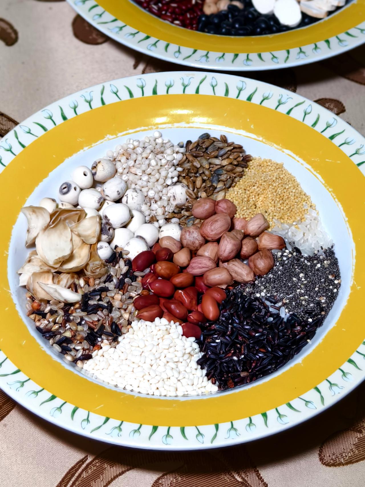 大米、藜麦、黑米、江米、红芸豆、绿豆、白芸豆等19种食材。