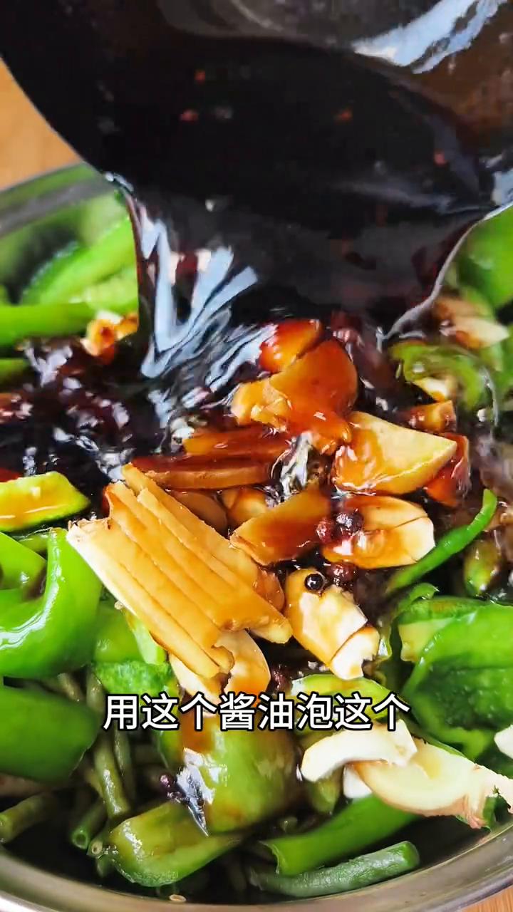 腌豇豆辣椒。
用酱油泡豇豆辣椒、黄瓜咸菜，你们真的一定要试一下，超级开胃。
·黄