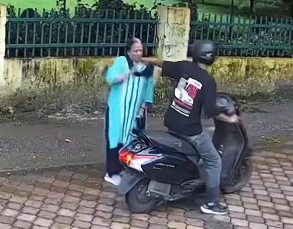印度劫匪假装问路抢老妇人金项链

印度北阿坎德邦德拉敦市，光天化日之下发生一起恶