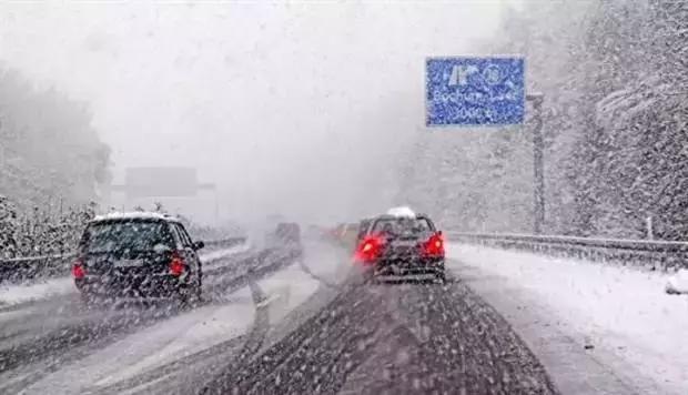 - 3倍的距离，这样能为自己留出足够的反应时间和制动距离。
减速慢行也是关键，按