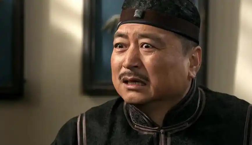 电视剧传奇大掌柜  是由 唐大年、王海执导，张旸担任编剧，谷智鑫、何冰、杨立新、