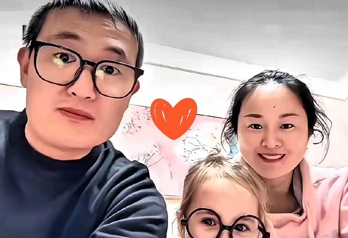 江苏一对夫妻刚迎来女儿，
看到孩子的瞬间直接懵了！
灰蓝色的瞳孔又大又圆，深邃得