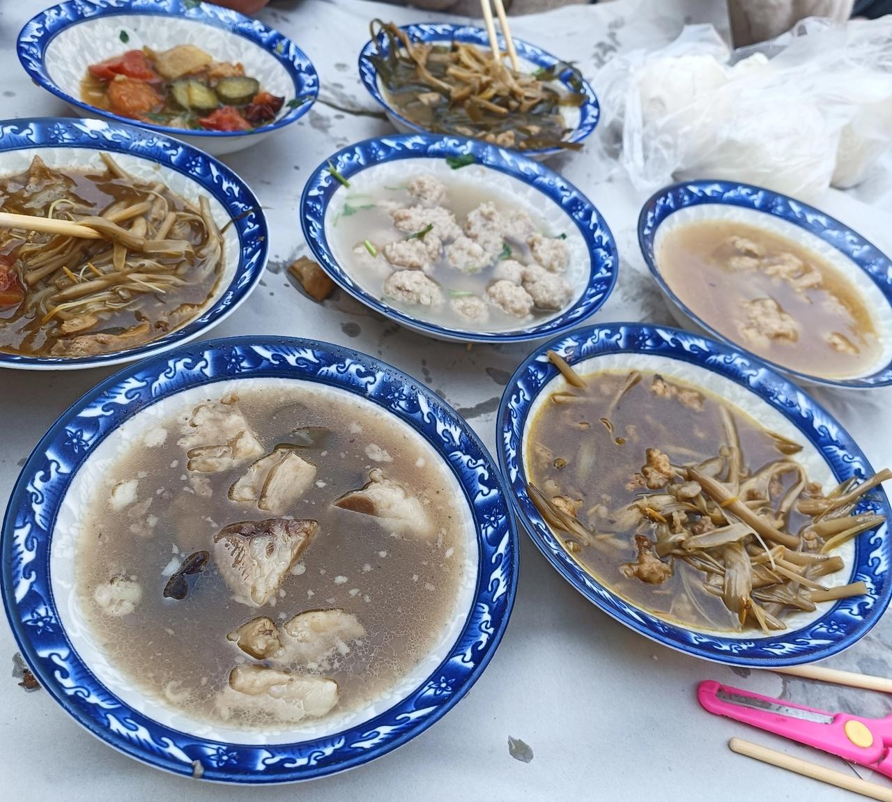 家有儿子的不用愁了。
今天坐席的这家，儿子不用买房，娶的媳妇家里是拆迁户，陪送一