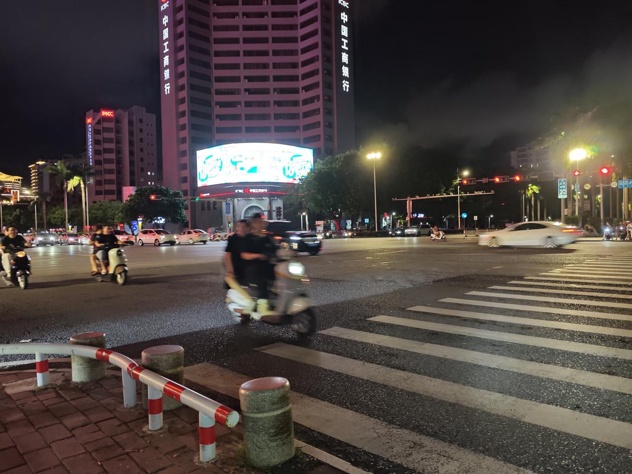 舌头虽无筋骨，说出的话语却最易刺痛人心。良言能温暖彼此、缔结善缘，恶语会制造隔阂
