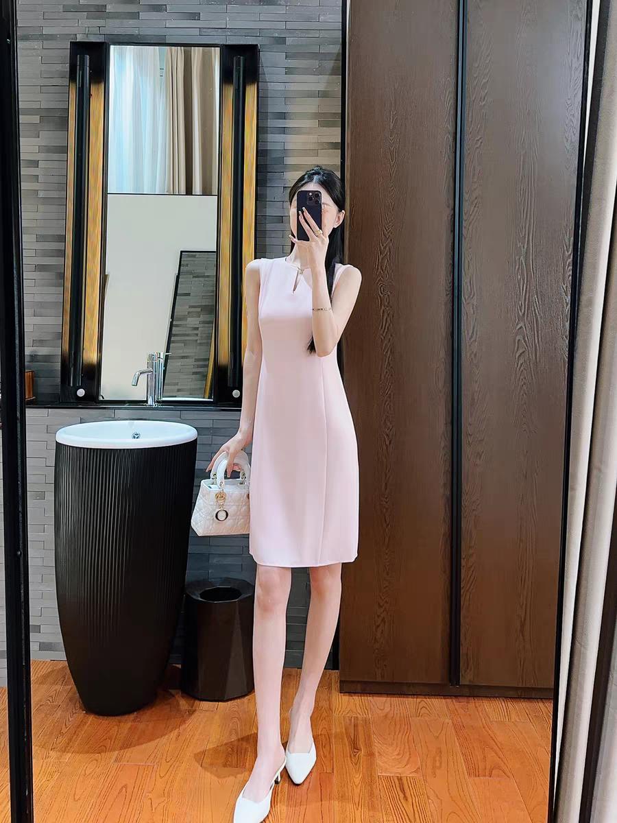 职场时髦精制的穿着，绝对会让的日常攀升， 气质姐姐的裙子  胭脂粉无袖连衣裙，是