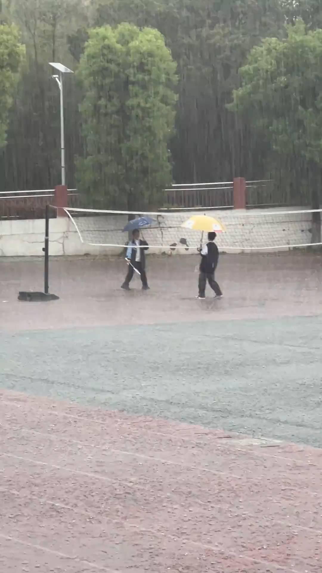 惊天大老爷。
惊天大老爷。